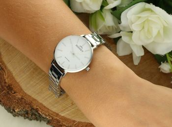 Bisset BSBF30 – elegancki damski zegarek szwajcarski z mechanizmem kwarcowym, białą tarczą, szafirowym szkłem i stalową bransoletą z blokadą. Wodoszczelność 30 m.2.jpg